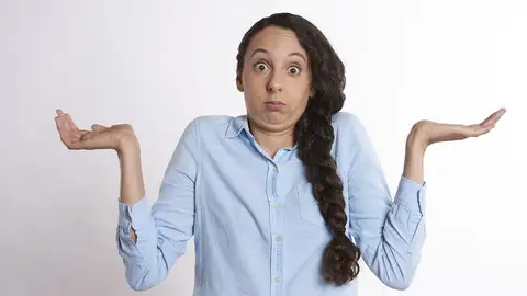 Mujer dudando Mujer dudando