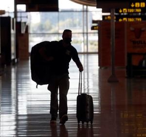 Un pasajero en la Terminal 4 del Aeropuerto de Madrid-Barajas Adolfo Suárez. Un pasajero en la Terminal 4 del Aeropuerto de Madrid-Barajas Adolfo Suárez.