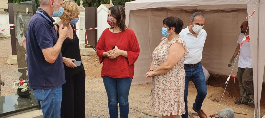 Visita de la consellera Rosa Pérez Garijo a las exhumaciones en el cementerio de Castellón. Visita de la consellera Rosa Pérez Garijo a las exhumaciones en el cementerio de Castellón.