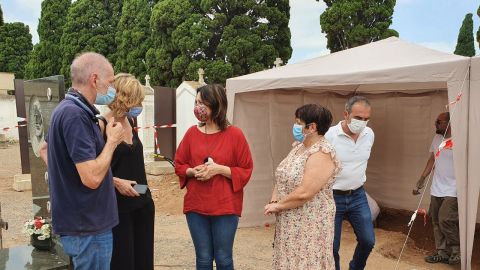 Rosa P&eacute;rez Garijo (en el centro) con familiares de represaliados fusilados por el franquismo