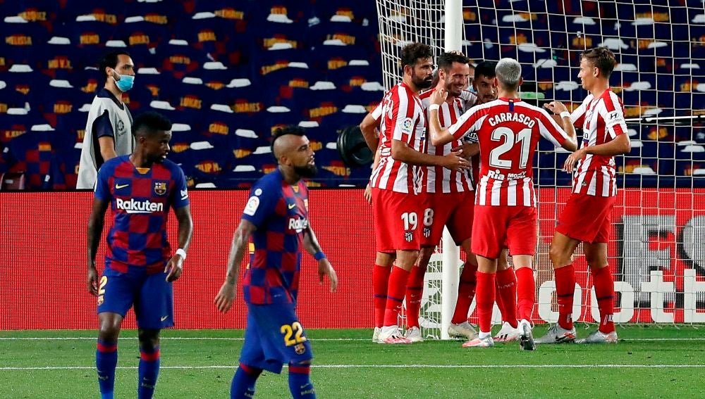 Saúl celebra uno de sus dos goles en el Camp Nou