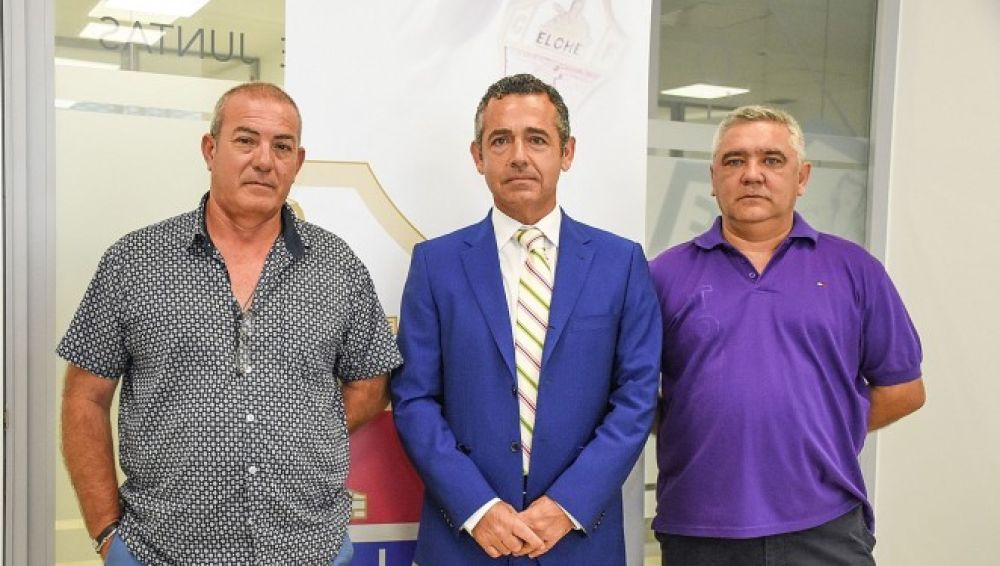 José Satoca y Tomás Rodríguez, de la Unión Deportiva Ilicitana, con Diego García, expresidente del Elche CF, en el acto de presentación del acuerdo de filialidad entre ambas entidades.