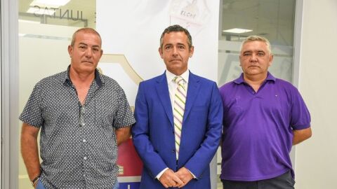 Jos&eacute; Satoca y Tom&aacute;s Rodr&iacute;guez, de la Uni&oacute;n Deportiva Ilicitana, con Diego Garc&iacute;a, expresidente del Elche CF, en el acto de presentaci&oacute;n del acuerdo de filialidad entre ambas entidades.
