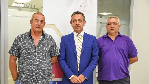 José Satoca y Tomás Rodríguez, de la Unión Deportiva Ilicitana, con Diego García, expresidente del Elche CF, en el acto de presentación del acuerdo de filialidad entre ambas entidades. José Satoca y Tomás Rodríguez, de la Unión Deportiva Ilicitana, con Diego García, expresidente del Elche CF, en el acto de presentación del acuerdo de filialidad entre ambas entidades.
