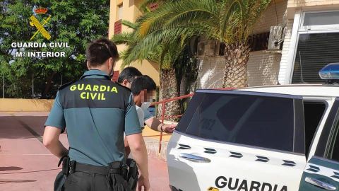 Agentes de la Guardia Civil con el detenido en Aspe.