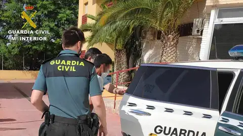 Agentes de la Guardia Civil con el detenido en Aspe. Agentes de la Guardia Civil con el detenido en Aspe.