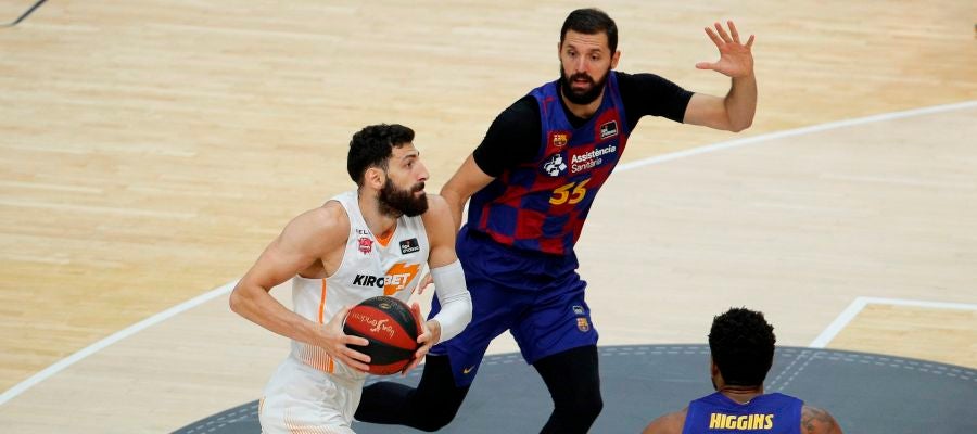 Nikola Mirotic defiende ante Tornike Shengelia Nikola Mirotic defiende ante Tornike Shengelia