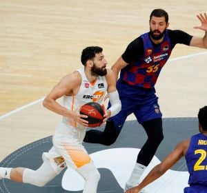 Nikola Mirotic defiende ante Tornike Shengelia Nikola Mirotic defiende ante Tornike Shengelia