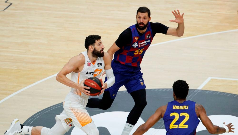 Nikola Mirotic defiende ante Tornike Shengelia Nikola Mirotic defiende ante Tornike Shengelia