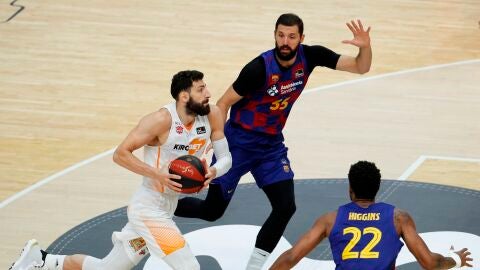 Nikola Mirotic defiende ante Tornike Shengelia