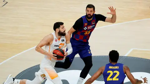 Nikola Mirotic defiende ante Tornike Shengelia Nikola Mirotic defiende ante Tornike Shengelia
