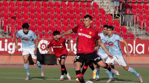 Budimir lanza el penalti ante el Celta de Vigo