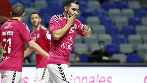 El Vi&ntilde;a Albali Valdepe&ntilde;as celebra uno de los goles