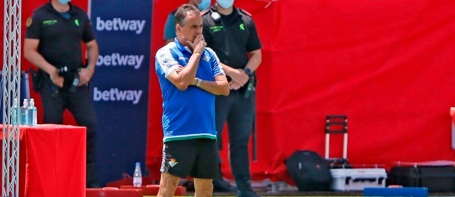 Alexis, atento al desarrollo de un partido, fuera del banquillo. Alexis, atento al desarrollo de un partido, fuera del banquillo.