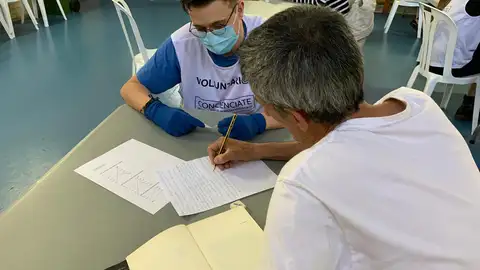 Un voluntario y un usuario en el taller de escritura Un voluntario y un usuario en el taller de escritura