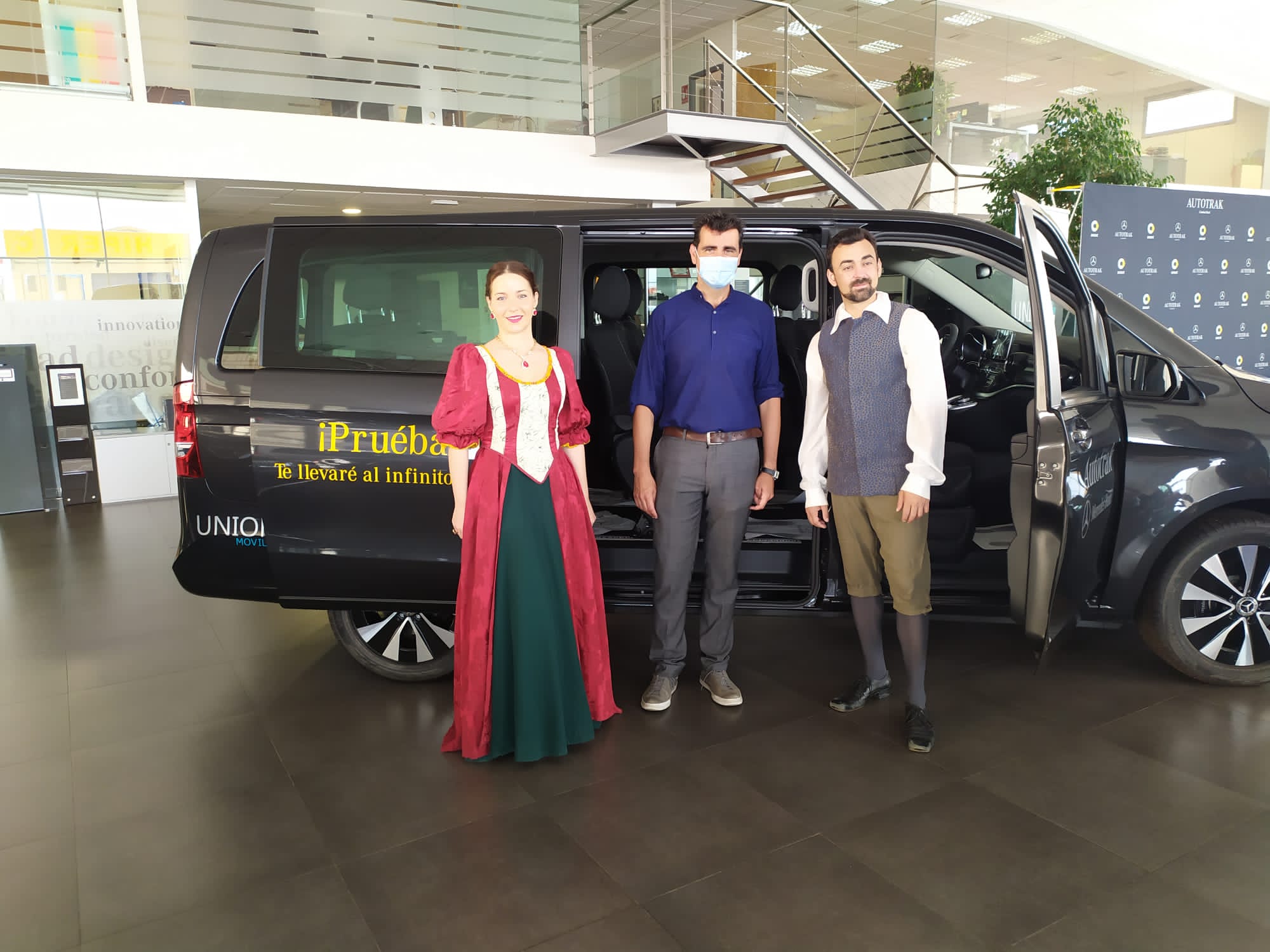 El teatro en coche vuelve a Almagro con 'El teatro de sus Mercedes' El teatro en coche vuelve a Almagro con 'El teatro de sus Mercedes'