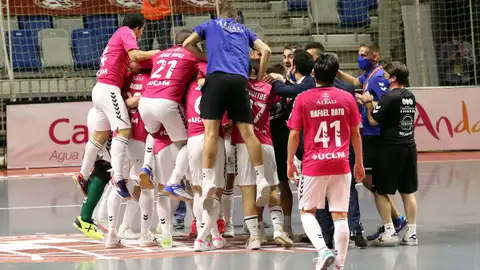 Los jugadores del Viña Albali Valdepeñas celebrando Los jugadores del Viña Albali Valdepeñas celebrando