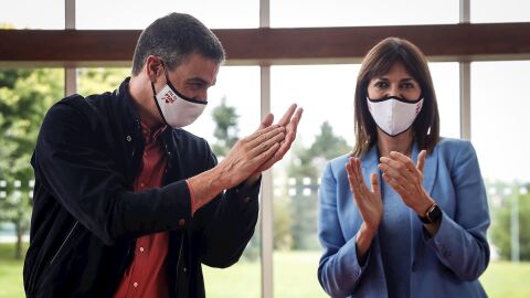 Pedro S&aacute;nchez con Idoia Mend&iacute;a en un acto de campa&ntilde;a