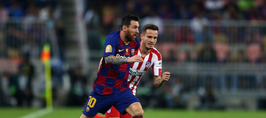 Messi conduce un balón ante Saúl Messi conduce un balón ante Saúl