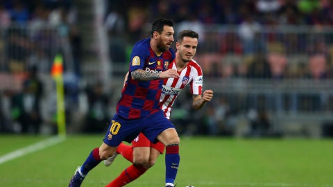 Messi conduce un bal&oacute;n ante Sa&uacute;l