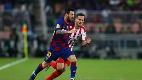 Messi conduce un balón ante Saúl Messi conduce un balón ante Saúl