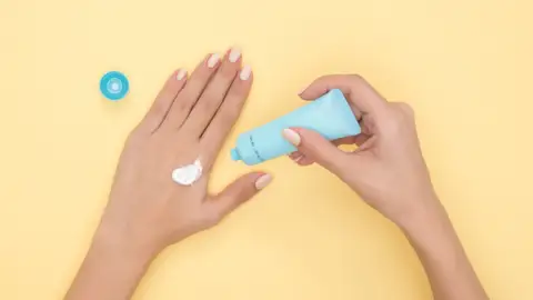 Evita daños en la piel por el mal uso de geles y mascarillas en buenas manos