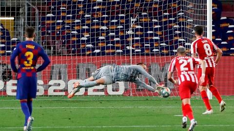 Sa&uacute;l anota el segundo gol ante Ter Stegen