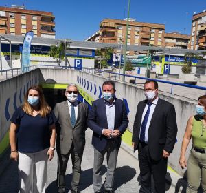 El alcalde Juan Espadas durante la inauguración del parking en la plaza de Rafael Salgado El alcalde Juan Espadas durante la inauguración del parking en la plaza de Rafael Salgado