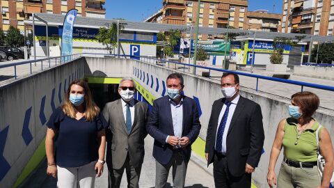 El alcalde Juan Espadas durante la inauguraci&oacute;n del parking en la plaza de Rafael Salgado