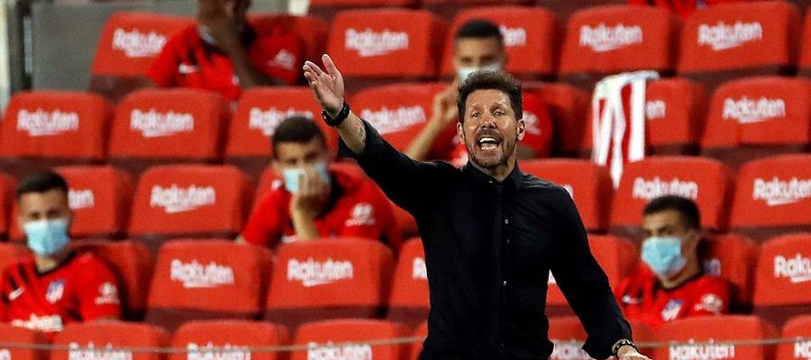 Simeone da órdenes a sus jugadores desde el banquillo. Simeone da órdenes a sus jugadores desde el banquillo.