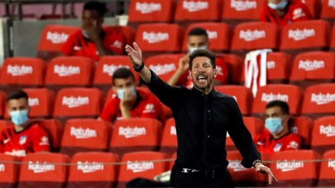 Simeone da &oacute;rdenes a sus jugadores desde el banquillo.