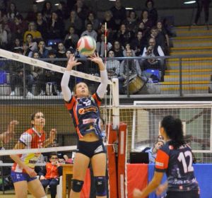 Mireia Guilabert, en un partido con el Club Voleibol Granadas de Elche. Mireia Guilabert, en un partido con el Club Voleibol Granadas de Elche.