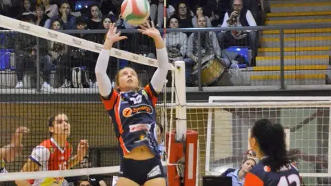 Mireia Guilabert, en un partido con el Club Voleibol Granadas de Elche. Mireia Guilabert, en un partido con el Club Voleibol Granadas de Elche.