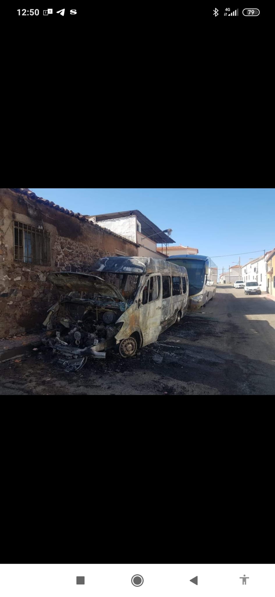 Arde un microbús en Cabezarrubias del Puerto Arde un microbús en Cabezarrubias del Puerto