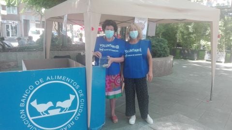 Dos de las voluntarias del Banco de Alimentos que han colaborado en la recogida de alimentos