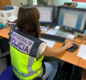 Una agente de la Policía Nacional trabajando Una agente de la Policía Nacional trabajando