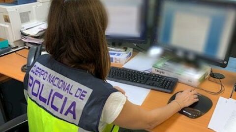 Una agente de la Polic&iacute;a Nacional trabajando