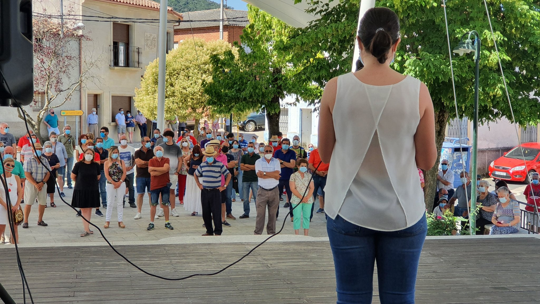 Un centenar de vecinos de Navas de Estena arropan a su alcalde tras los ataques vandálicos que sufrió en junio Un centenar de vecinos de Navas de Estena arropan a su alcalde tras los ataques vandálicos que sufrió en junio