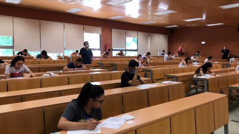 Alumnos haciendo los ex&aacute;menes de la EvAU en Ciudad Real