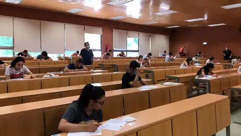 Alumnos haciendo los exámenes de la EvAU en Ciudad Real Alumnos haciendo los exámenes de la EvAU en Ciudad Real
