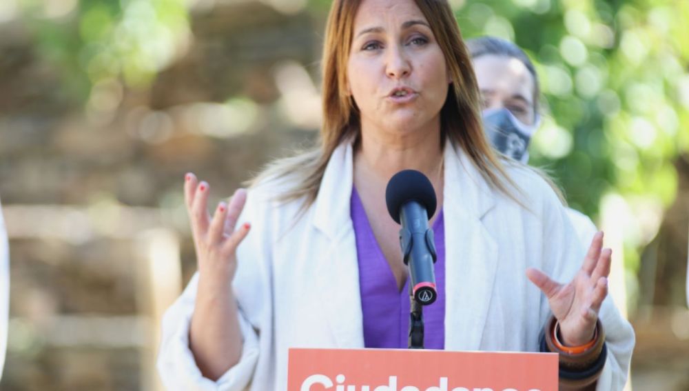 Beatriz Pino na sua visita a unha bodega de viño