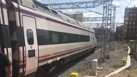 Un tren de alta velocidad a su llegada a Valladolid Más conexiones de alta velocidad con Madrid