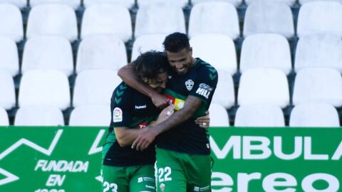 Juan Cruz volvi&oacute; a ser fundamental en la victoria del Elche en el duelo ante el Racing de Santander.