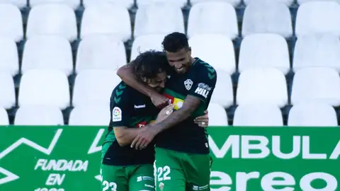 Juan Cruz volvió a ser fundamental en la victoria del Elche en el duelo ante el Racing de Santander. Juan Cruz volvió a ser fundamental en la victoria del Elche en el duelo ante el Racing de Santander.