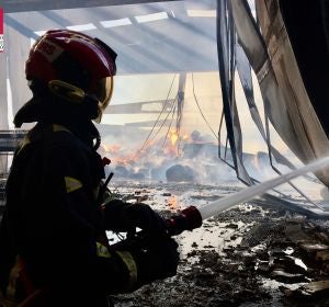 Efectivo trabajando en la extinción del incendio. Efectivo trabajando en la extinción del incendio.