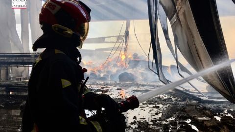 Efectivo trabajando en la extinci&oacute;n del incendio.