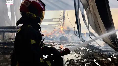Efectivo trabajando en la extinción del incendio. Efectivo trabajando en la extinción del incendio.