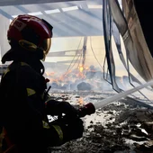 Efectivo trabajando en la extinción del incendio. Efectivo trabajando en la extinción del incendio.