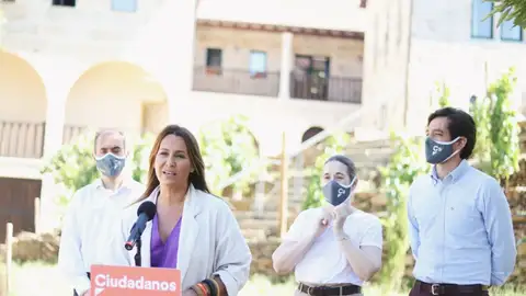 Beatriz Pino na sua visita a unha bodega de viño Beatriz Pino na sua visita a unha bodega de viño