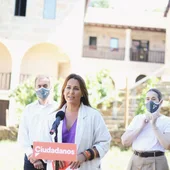 Beatriz Pino na sua visita a unha bodega de viño Beatriz Pino na sua visita a unha bodega de viño